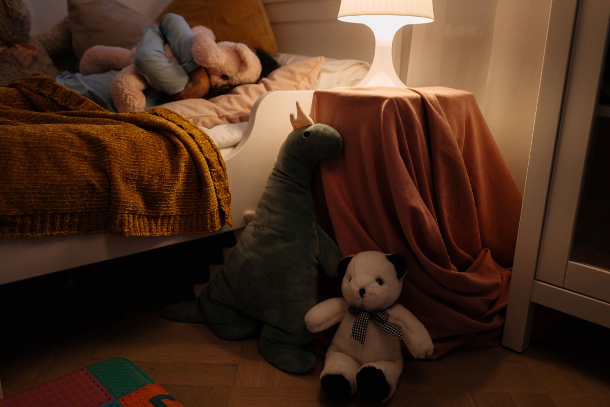 A calm bedroom at night with soft toys, related to nighttime teeth grinding in children